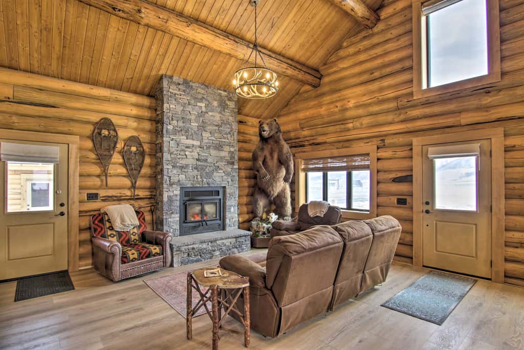 Stunning Mountain Views: Livingston Cabin w/ Deck!