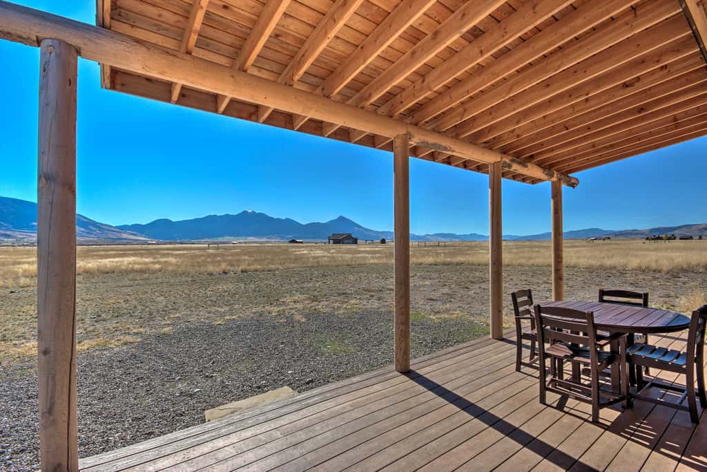 Stunning Mountain Views: Livingston Cabin w/ Deck!