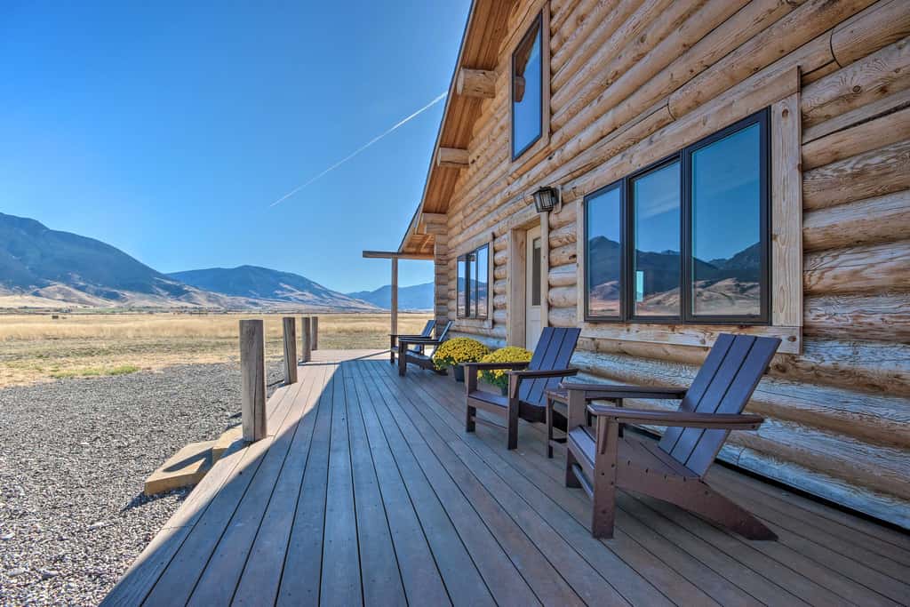 Stunning Mountain Views: Livingston Cabin w/ Deck!
