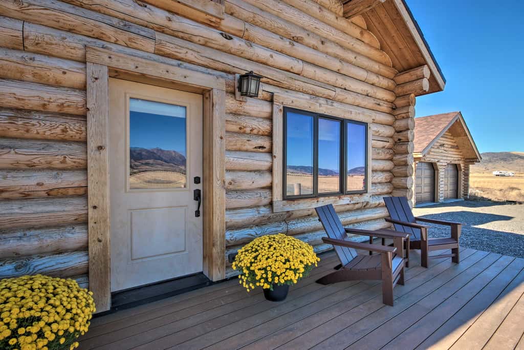 Stunning Mountain Views: Livingston Cabin w/ Deck!
