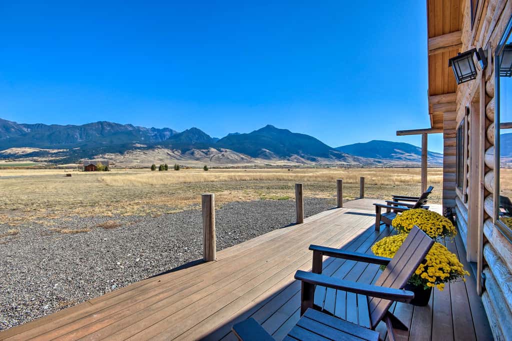 Stunning Mountain Views: Livingston Cabin w/ Deck!