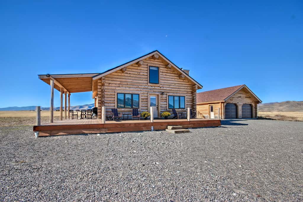Stunning Mountain Views: Livingston Cabin w/ Deck!