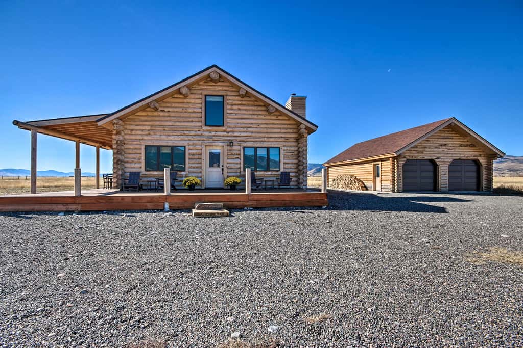 Stunning Mountain Views: Livingston Cabin w/ Deck!