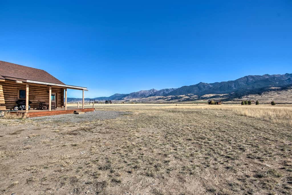 Stunning Mountain Views: Livingston Cabin w/ Deck!