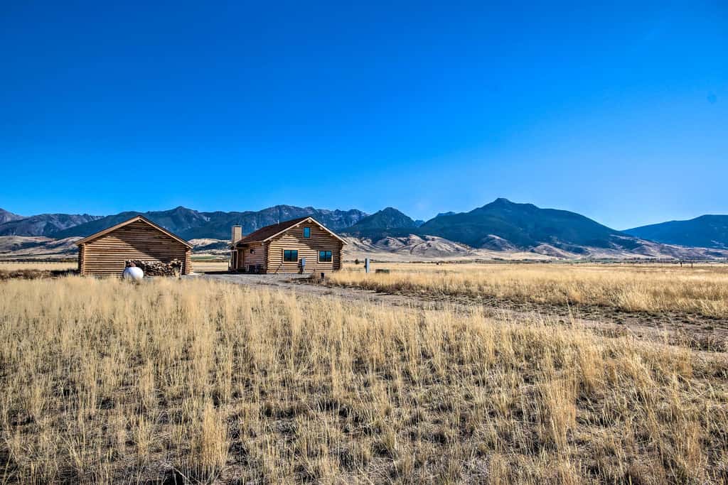 Stunning Mountain Views: Livingston Cabin w/ Deck!