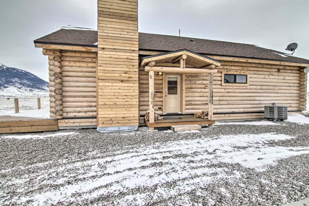 Stunning Mountain Views: Livingston Cabin w/ Deck!