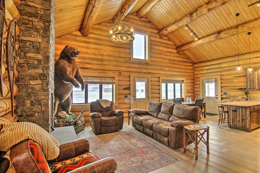 Stunning Mountain Views: Livingston Cabin w/ Deck!