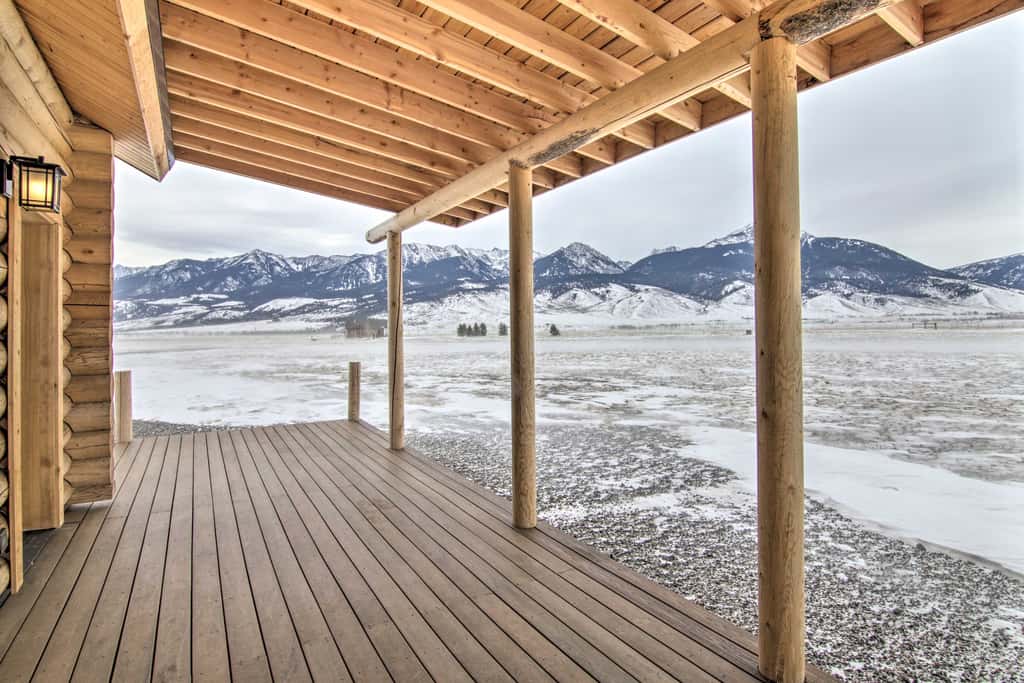 Stunning Mountain Views: Livingston Cabin w/ Deck!