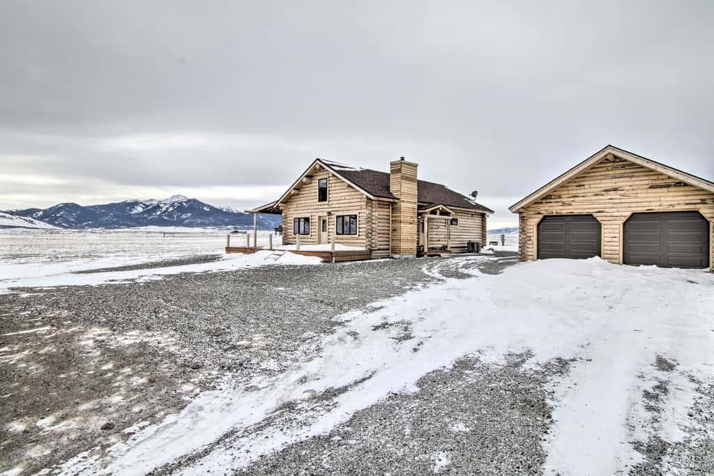 Stunning Mountain Views: Livingston Cabin w/ Deck!