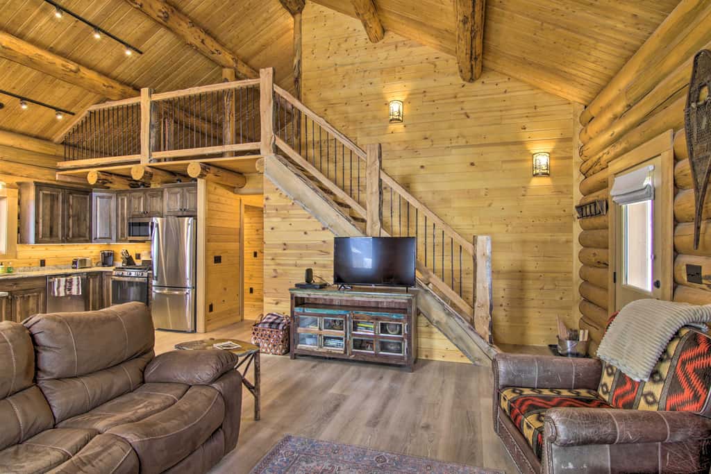 Stunning Mountain Views: Livingston Cabin w/ Deck!