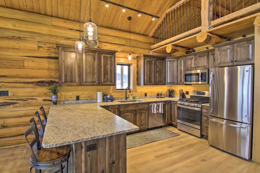Stunning Mountain Views: Livingston Cabin w/ Deck!