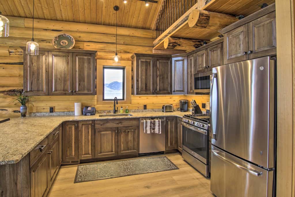 Stunning Mountain Views: Livingston Cabin w/ Deck!