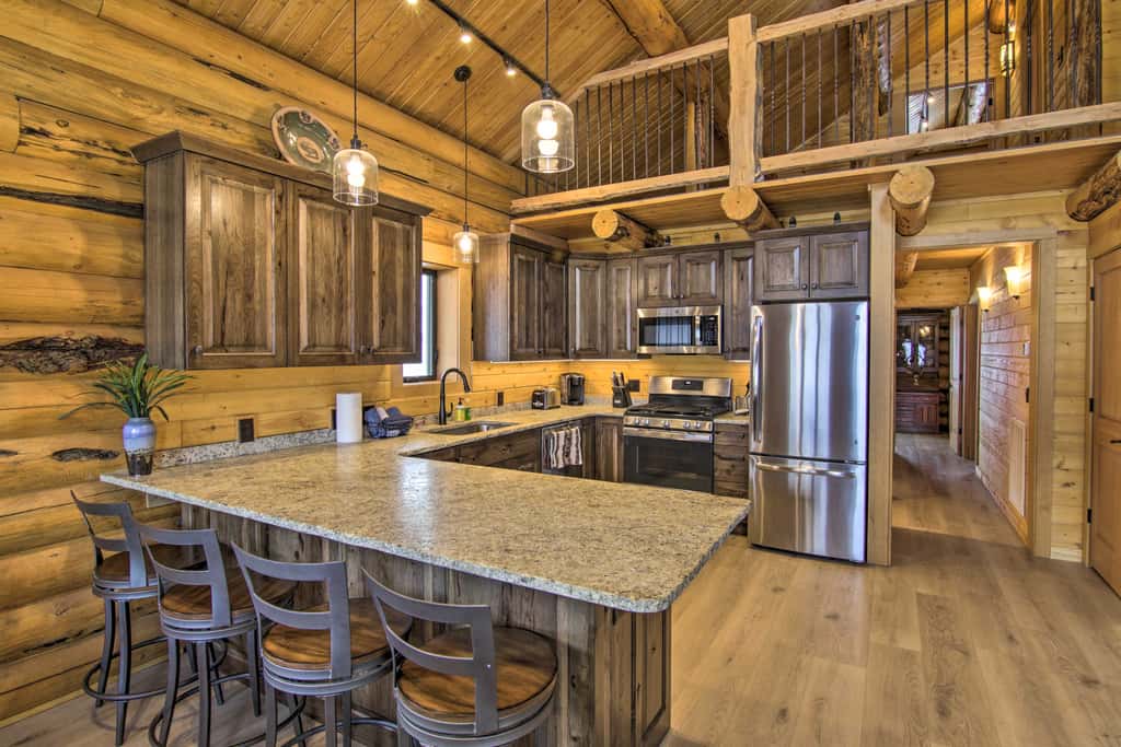 Stunning Mountain Views: Livingston Cabin w/ Deck!