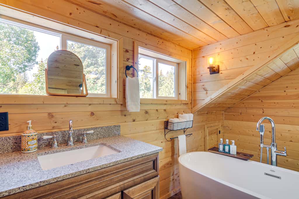 Fire Pit + Sauna: Inviting Utah Cabin