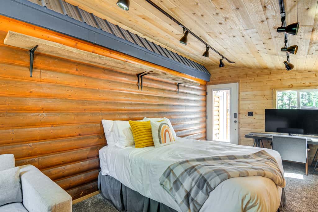 Fire Pit + Sauna: Inviting Utah Cabin