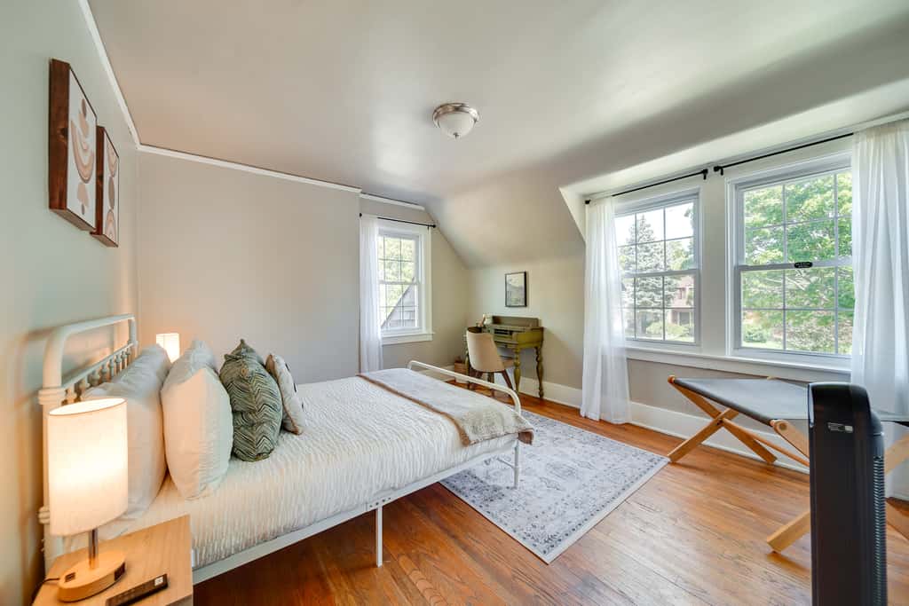 Historic Detroit Bungalow: Pet & Family Friendly