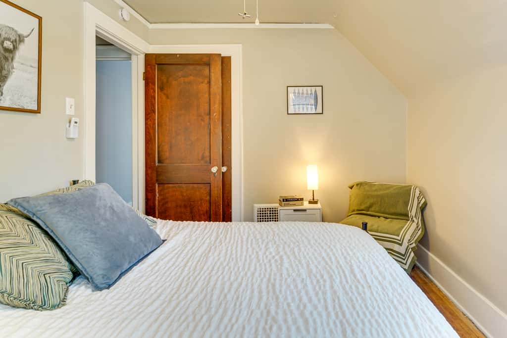 Historic Detroit Bungalow: Pet & Family Friendly