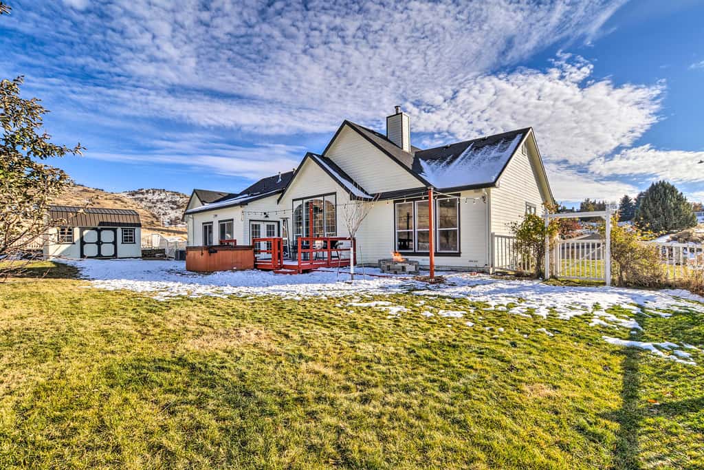 Alluring Home w/ Fire Pit < 1/2 Mi to OIT!