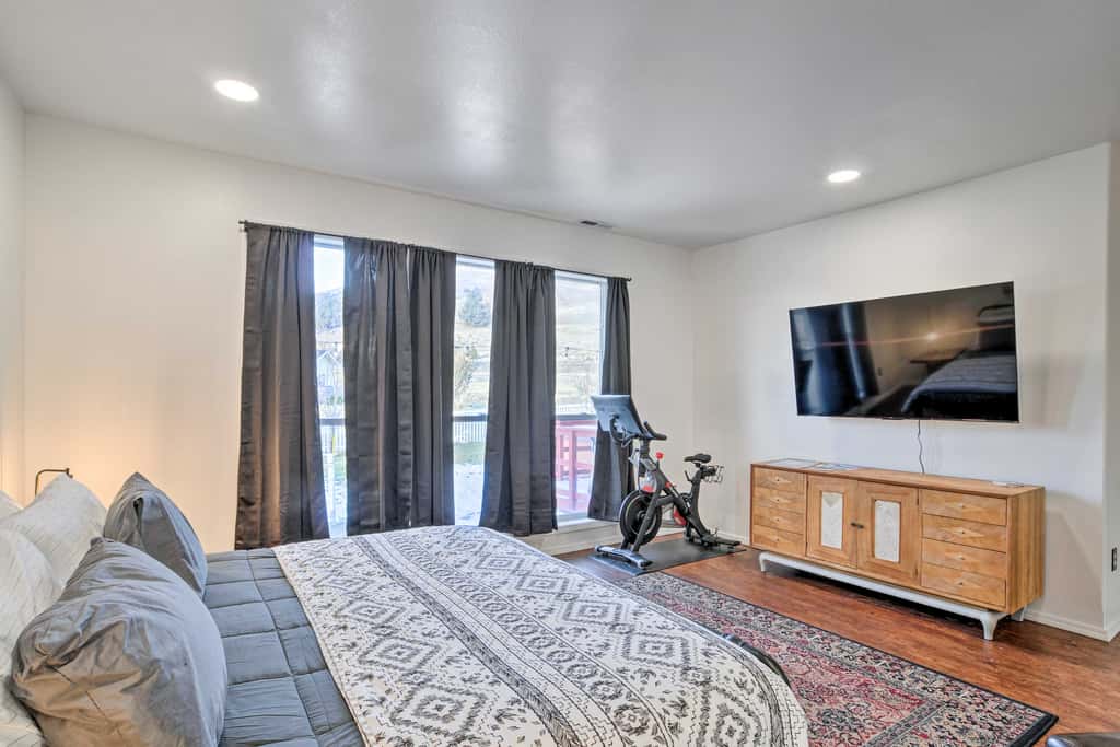 Alluring Home w/ Fire Pit < 1/2 Mi to OIT!