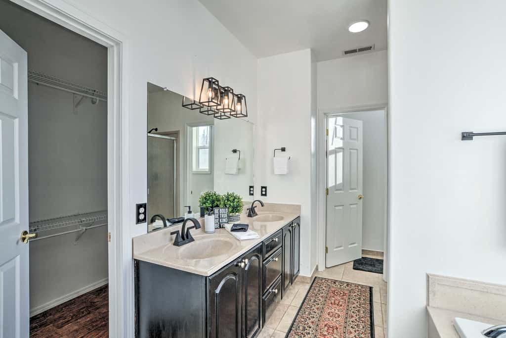 Alluring Home w/ Fire Pit < 1/2 Mi to OIT!