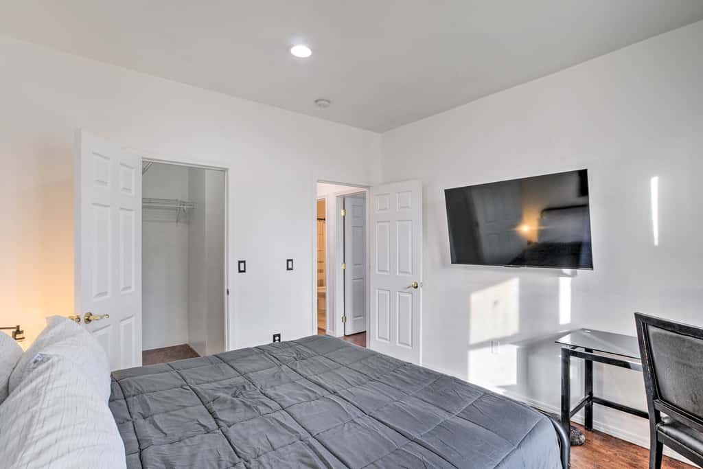Alluring Home w/ Fire Pit < 1/2 Mi to OIT!