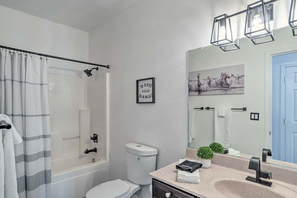 Alluring Home w/ Fire Pit < 1/2 Mi to OIT!