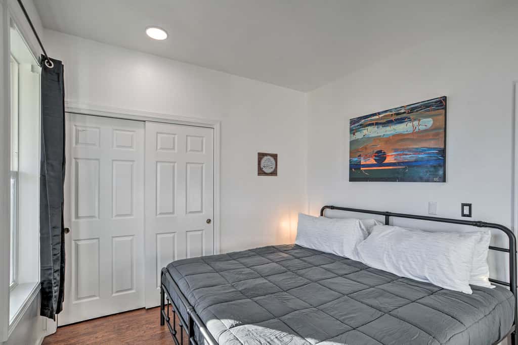 Alluring Home w/ Fire Pit < 1/2 Mi to OIT!