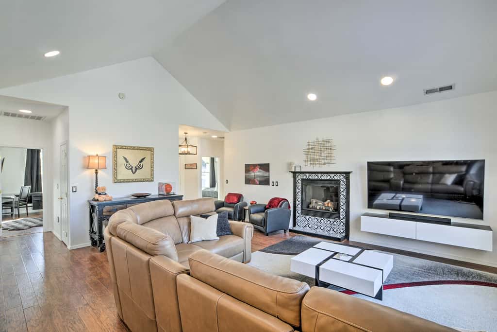 Alluring Home w/ Fire Pit < 1/2 Mi to OIT!