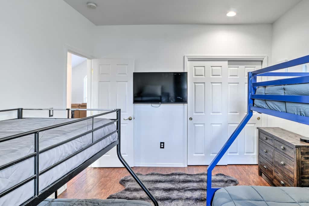 Alluring Home w/ Fire Pit < 1/2 Mi to OIT!