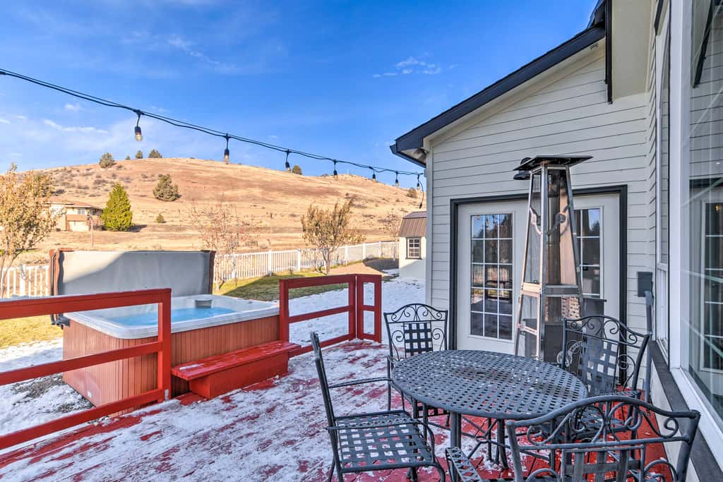 Alluring Home w/ Fire Pit < 1/2 Mi to OIT!