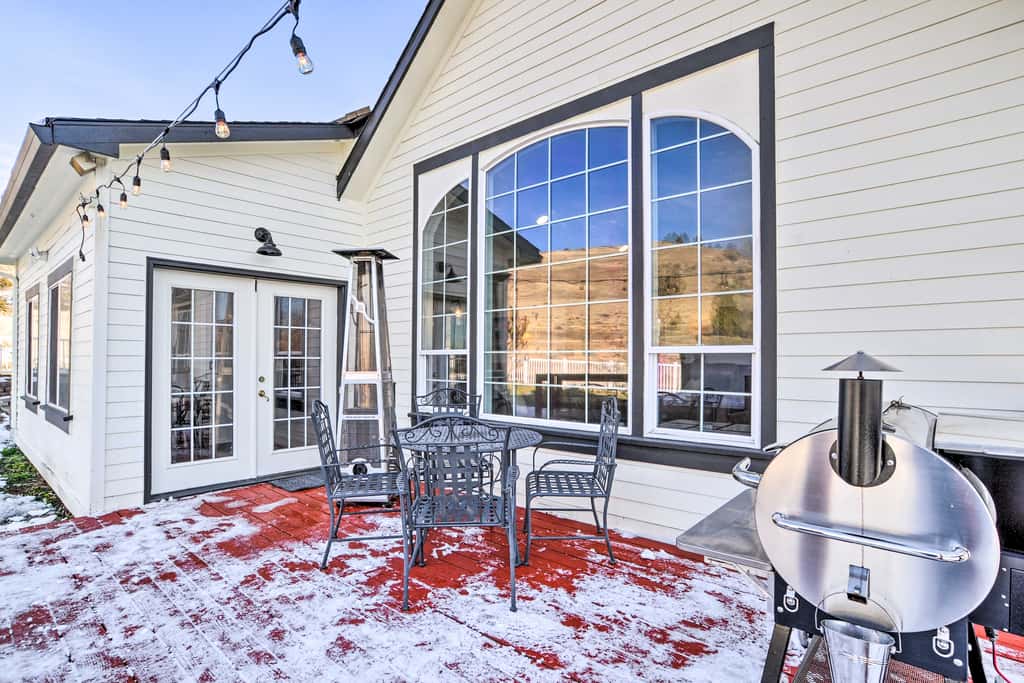Alluring Home w/ Fire Pit < 1/2 Mi to OIT!