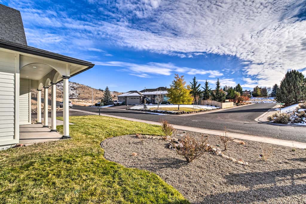 Alluring Home w/ Fire Pit < 1/2 Mi to OIT!