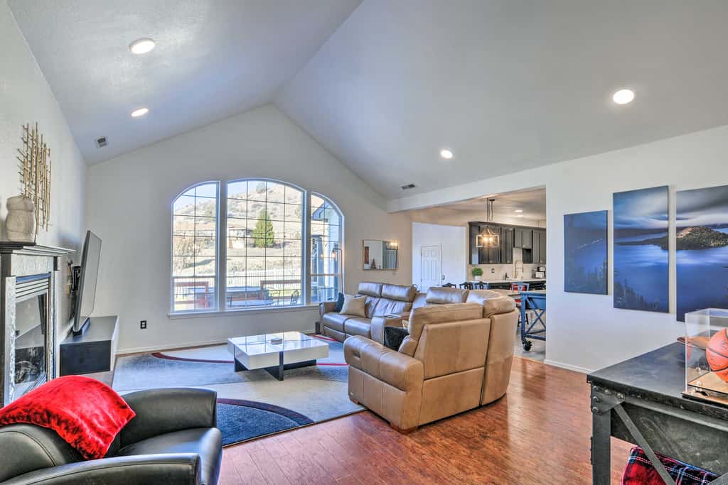 Alluring Home w/ Fire Pit < 1/2 Mi to OIT!