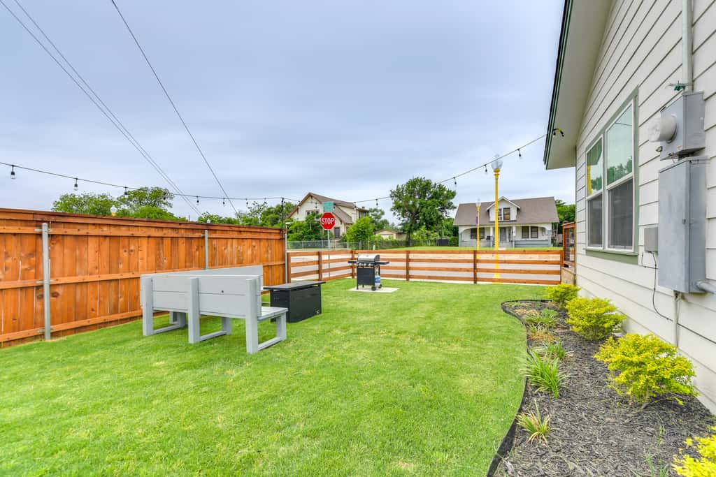 2 Mi to Dtwn: Chic Waco Studio w/ Fire Pit!