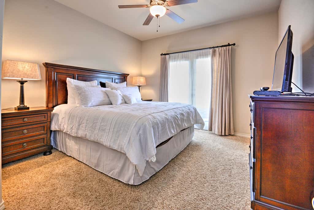 College Station Townhouse w/ Private Patio