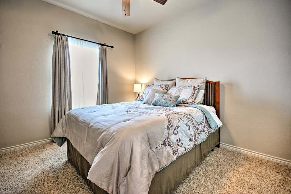 College Station Townhouse w/ Private Patio