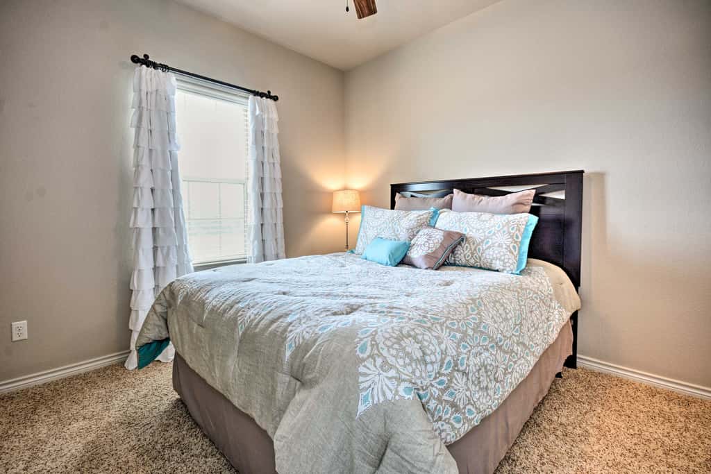 College Station Townhouse w/ Private Patio