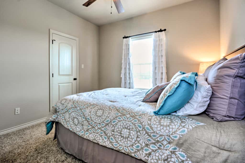 College Station Townhouse w/ Private Patio