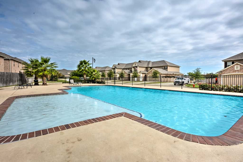 College Station Townhouse w/ Private Patio