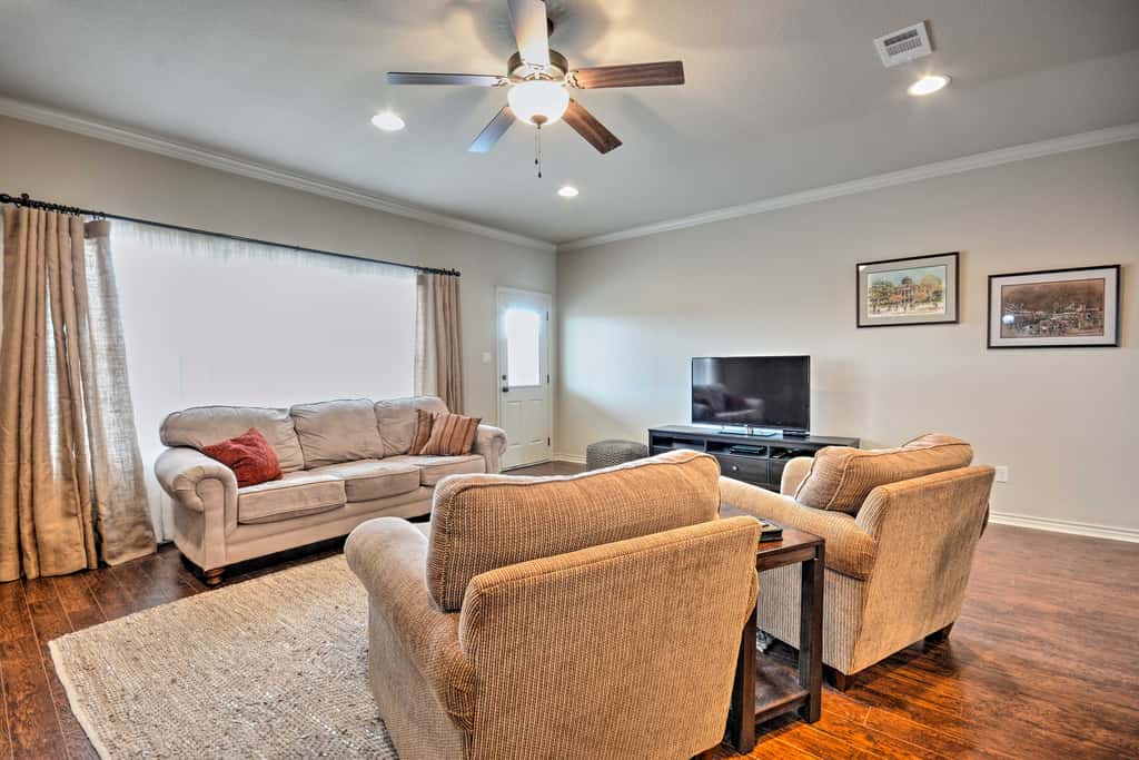 College Station Townhouse w/ Private Patio