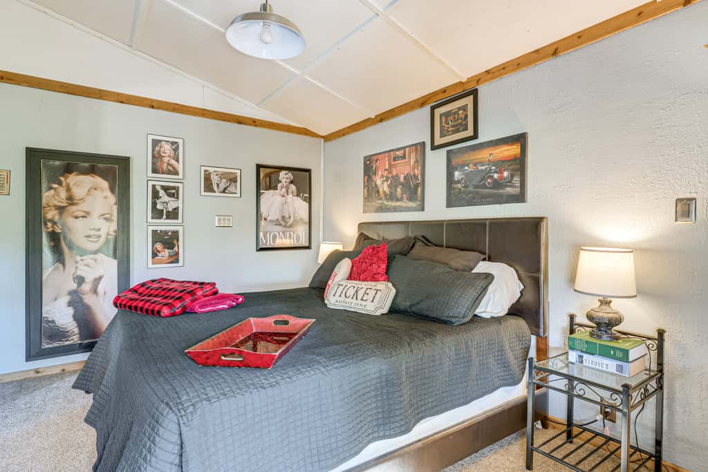 College Station Getaway w/ Hot Tub & Courtyard!