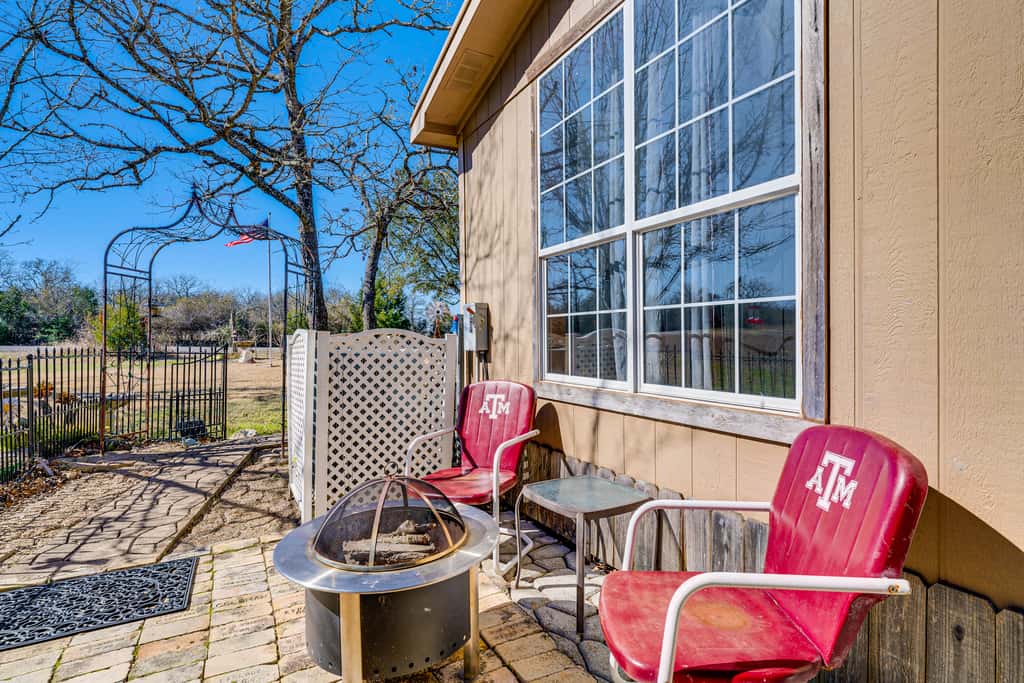 College Station Getaway w/ Hot Tub & Courtyard!
