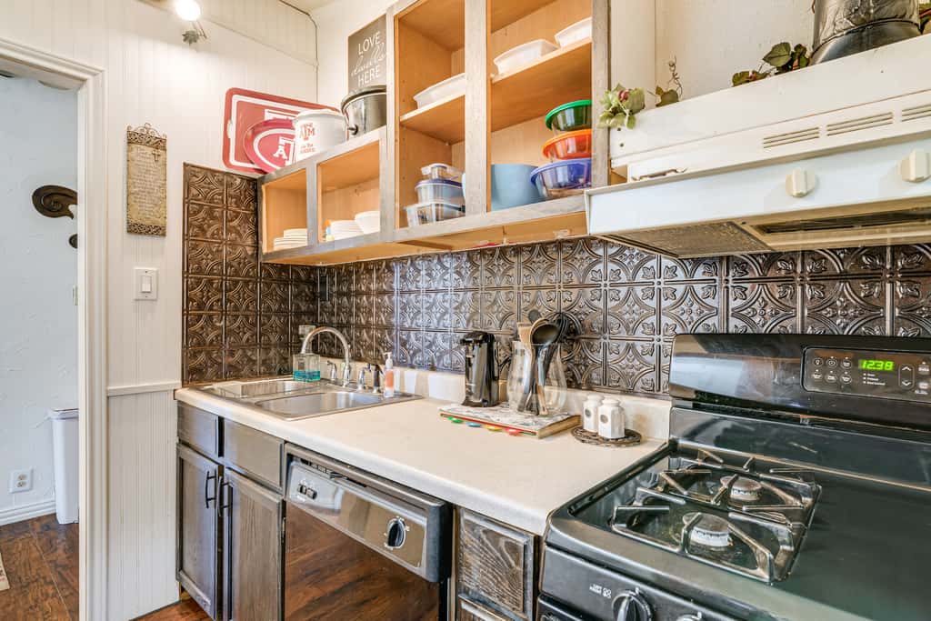 College Station Getaway w/ Hot Tub & Courtyard!
