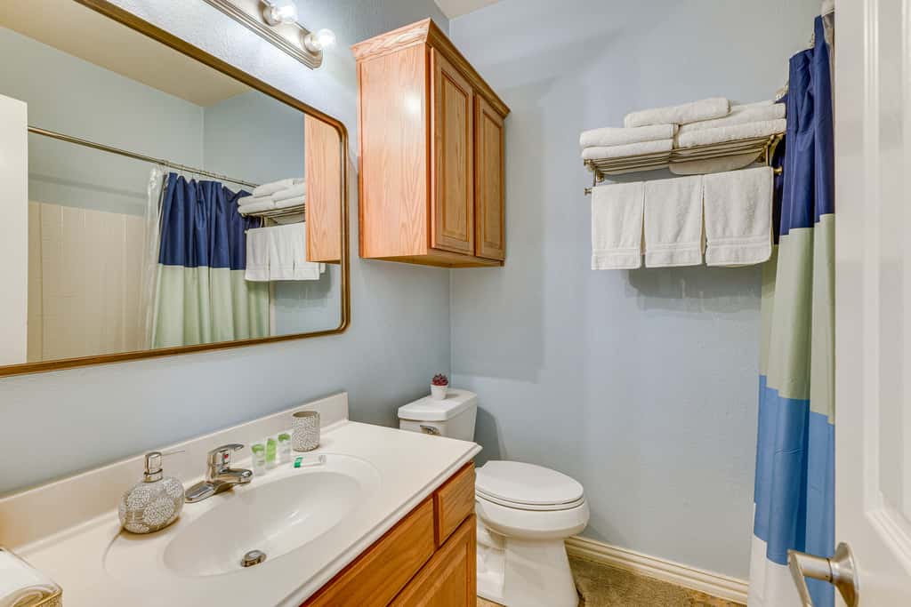 Central College Station Townhome w/ Community Pool