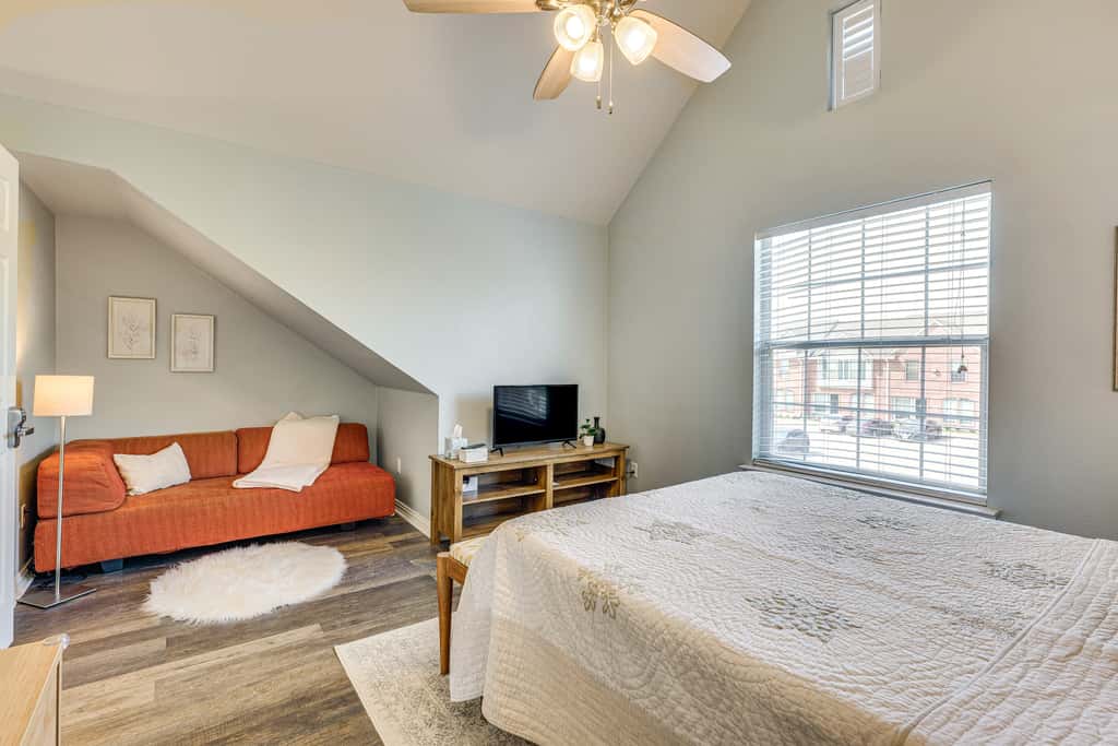 Central College Station Townhome w/ Community Pool