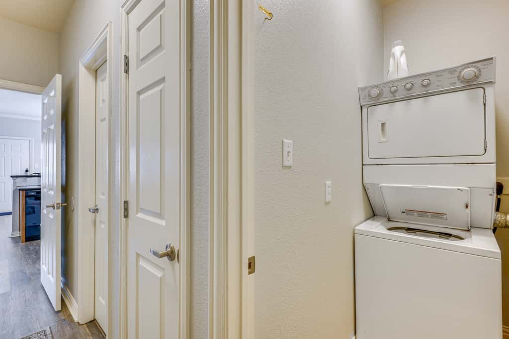 Central College Station Townhome w/ Community Pool