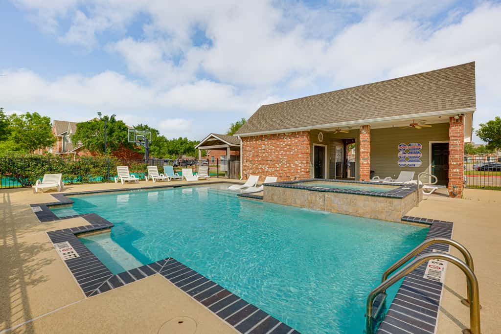 Central College Station Townhome w/ Community Pool