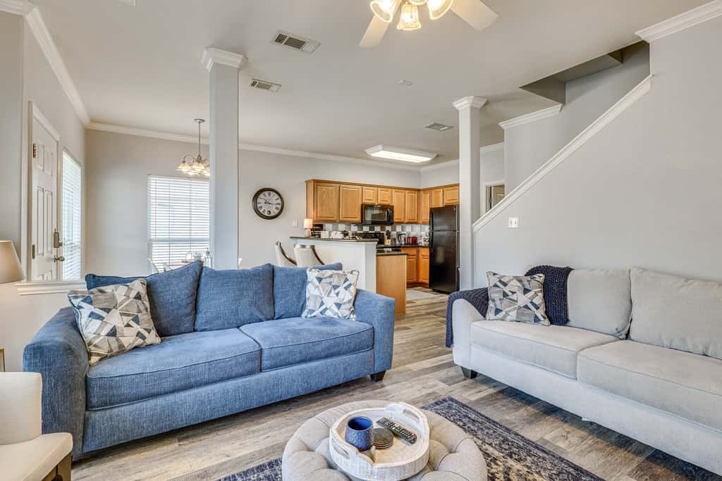 Central College Station Townhome w/ Community Pool