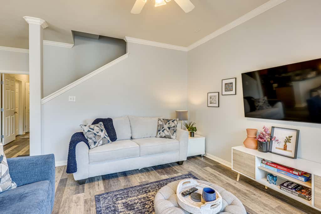 Central College Station Townhome w/ Community Pool