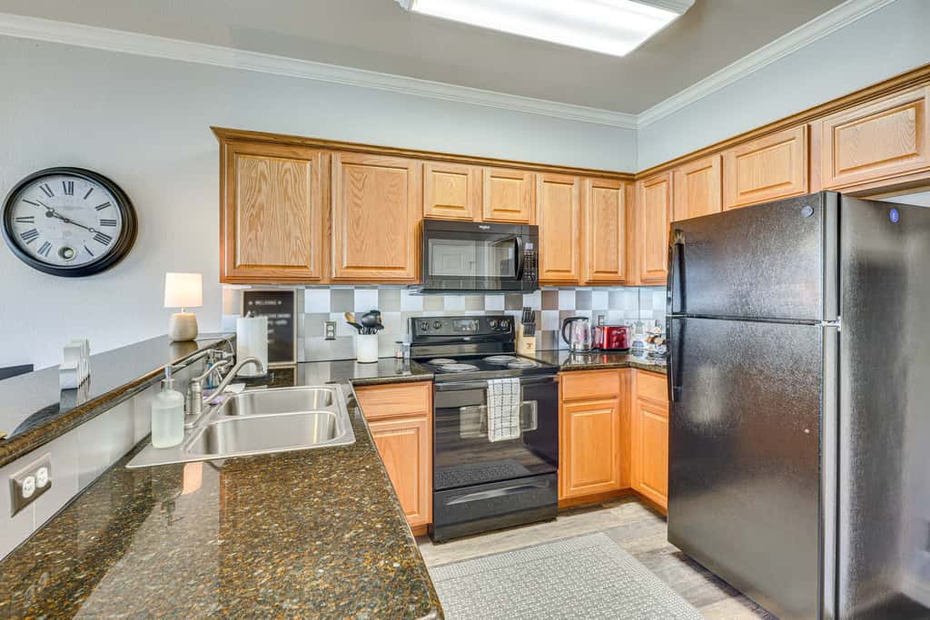 Central College Station Townhome w/ Community Pool